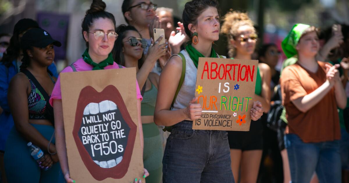 urlhttps3A2F2Fcalifornia-times-brightspot.s3.amazonaws.com2F8f2F272Fd086ab9348ca90b3d99d86450acb2F1151626-la-me-abortion-protest-day3-jja-0019.jpg