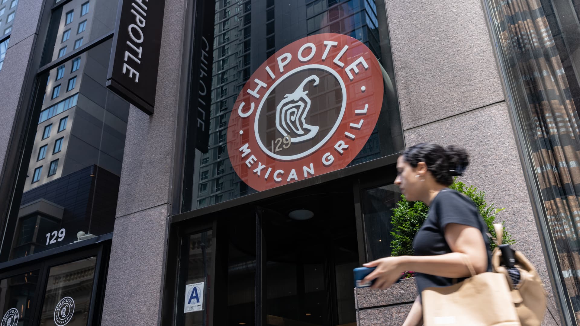 107277186-1690391604401-gettyimages-1553802110-CHIPOTLE_EARNS.jpeg