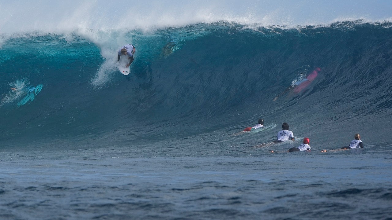 Surfers-Tahiti.jpg