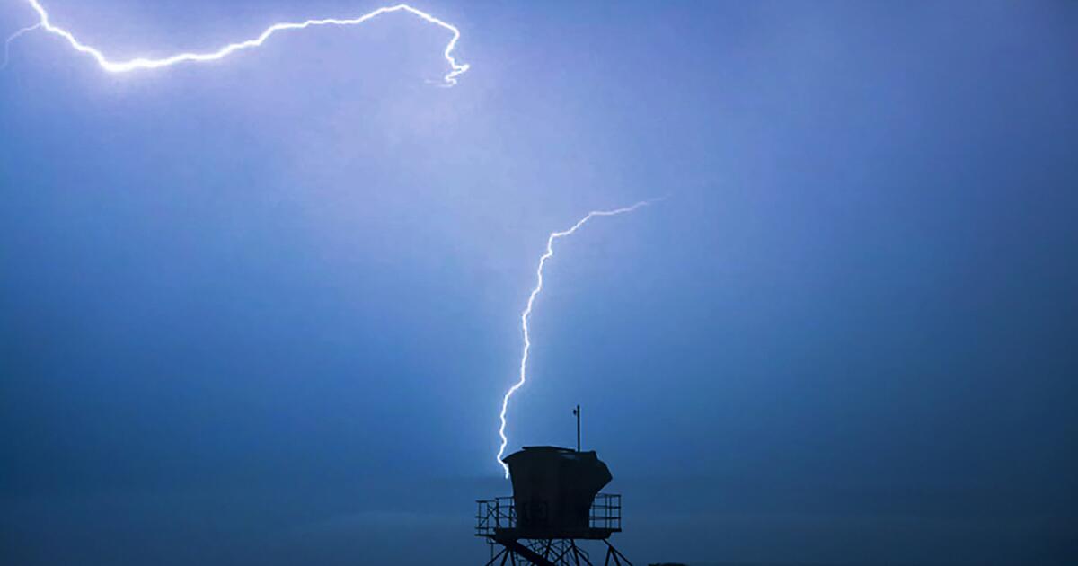 urlhttps3A2F2Fcalifornia-times-brightspot.s3.amazonaws.com2F012Faf2Ff99855274e459a85563c60a4b9812Fla-me-huntington-beach-lightening.JPG