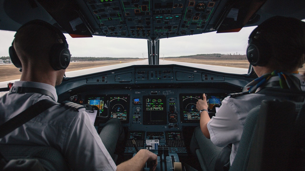 4-cockpit-g3de8e3fb9_1280-copy.jpg