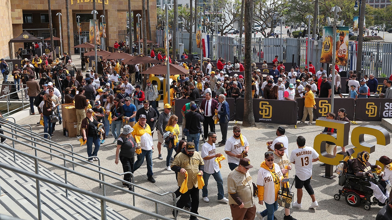 Padres-fans-1.jpg