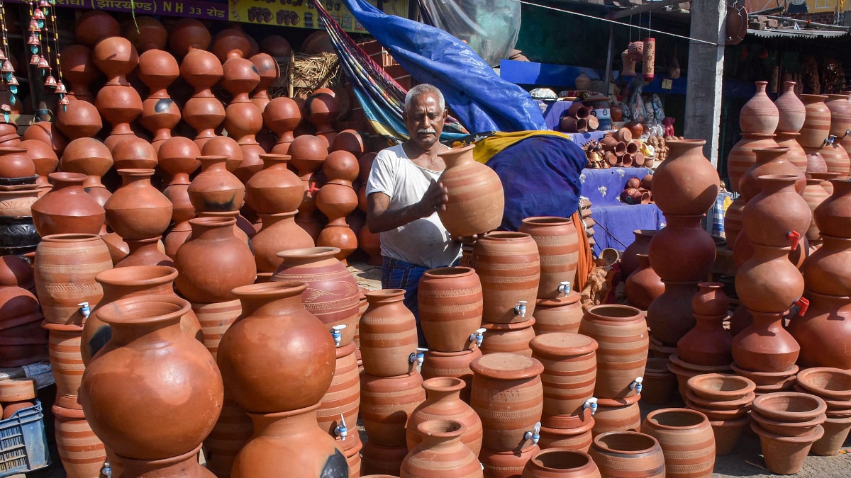 drinking-water-earthen-pot-2024-08-bc58fc94950dd6445687ea2989c8e990-16x9.png