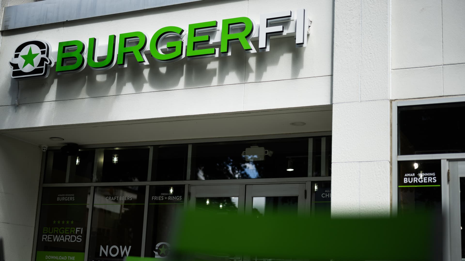 108032625-1726069468841-gettyimages-2166902824-burgerfi_240820_004.jpeg