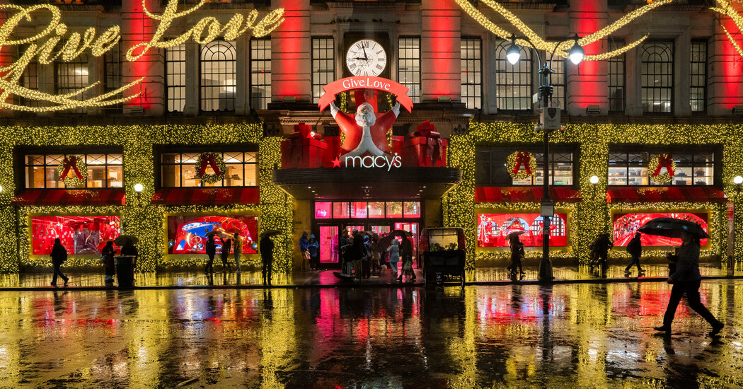 28holiday-windows-nyc-macys-add-qcmf-facebookJumbo-v2.jpg