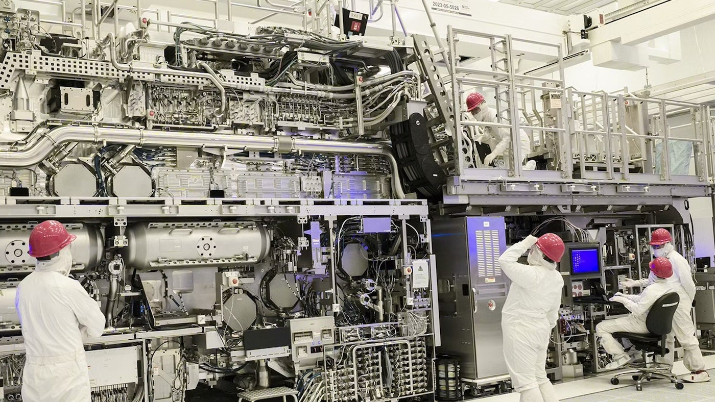 newsroom-intel-high-na-euv-3-cropped_1920-1080-copy.jpg