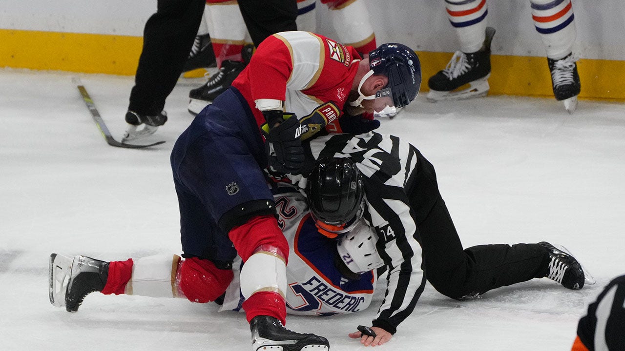 panthers-oilers-fight-1.jpg