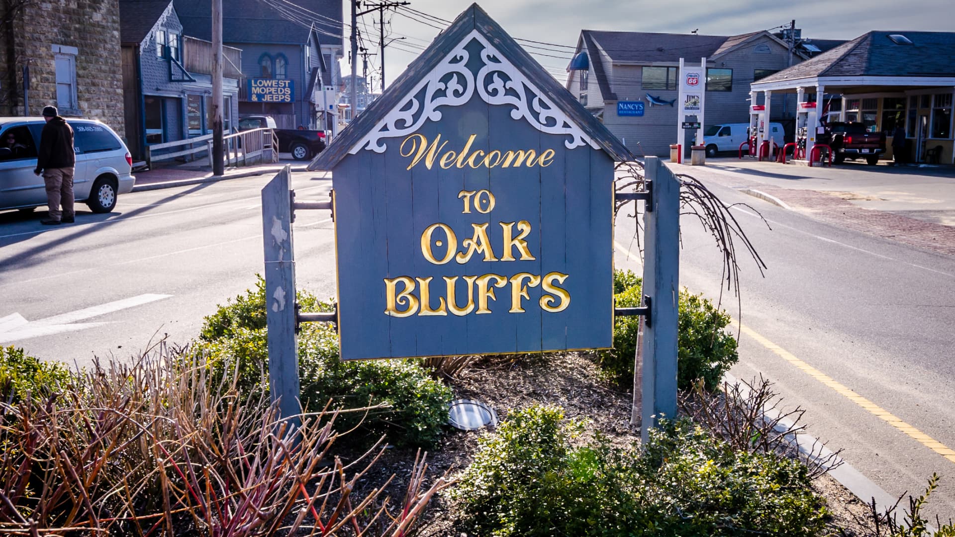 108180682-1754073452871-gettyimages-1127376566-welcome-to-oak-bluffs-ma-sign_13978776368_o.jpeg