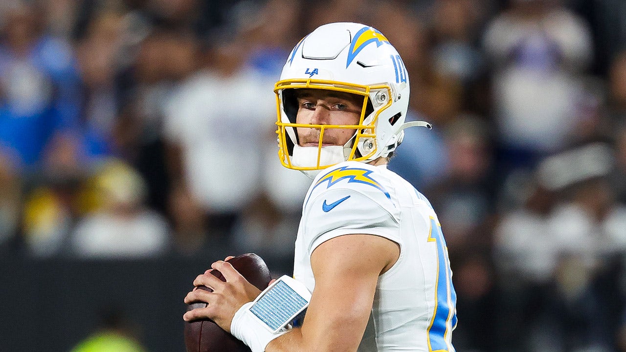 justin-herbert-chargers-raiders-1.jpg