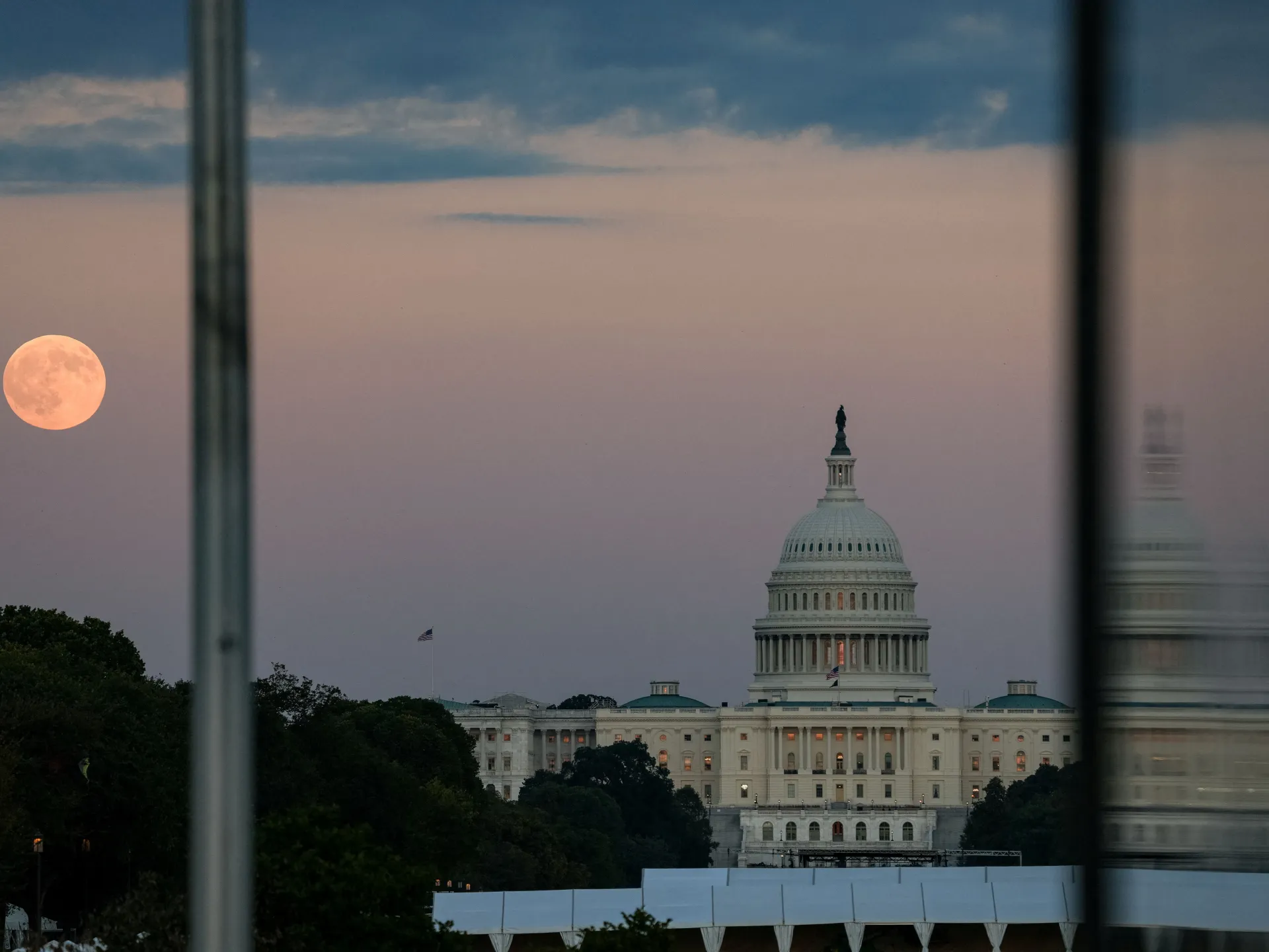2025-10-06T234431Z_1186391928_RC2M6HAAJDEW_RTRMADP_3_USA-SHUTDOWN-1759803764.jpg