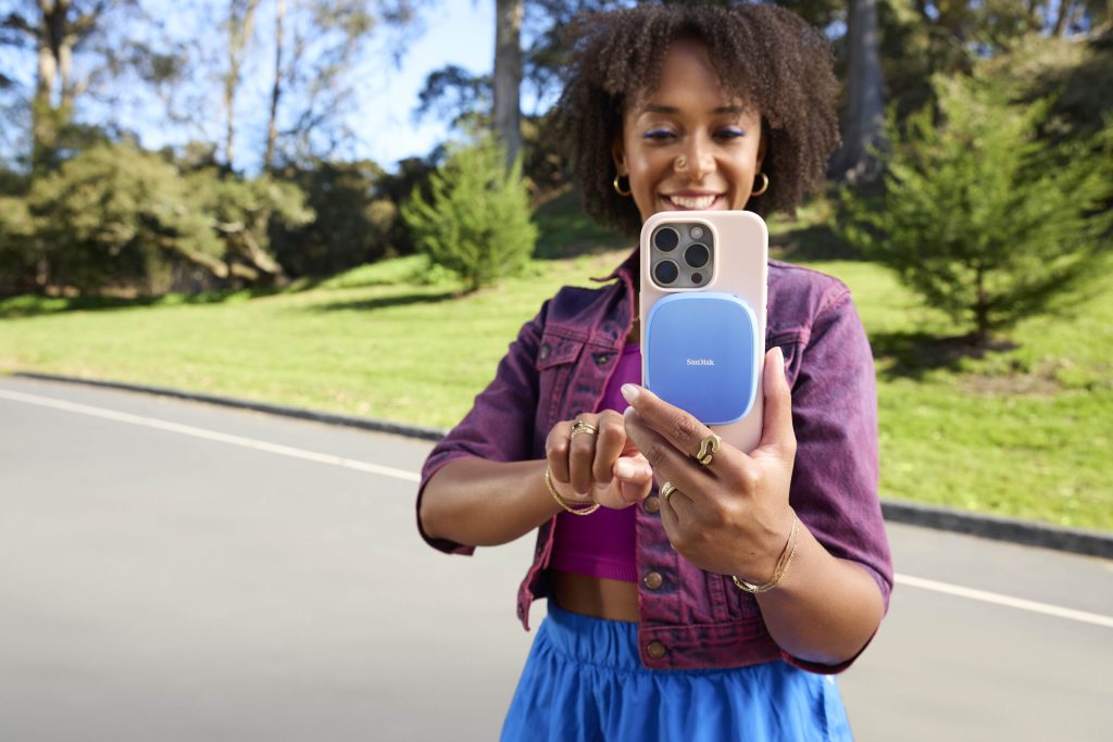 SNDK_Creator_Phone_pSSD_with_MagSafe_Life-6_LR-scaled-1-1024x683.jpg