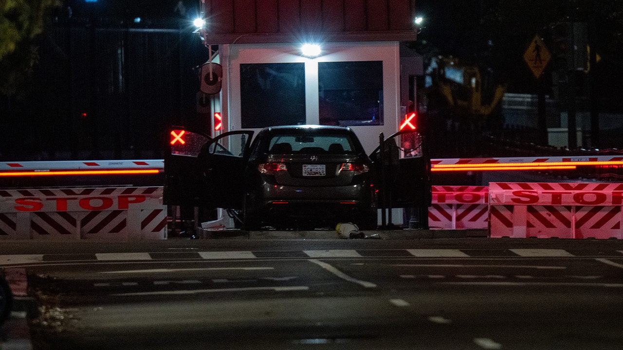 car-strikes-white-house-barricade.jpg