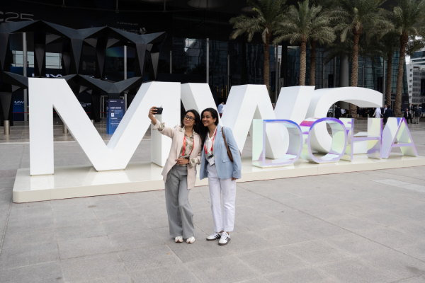 2_Women_standing_infront_of_MWC_Doha_sign_600x400.png