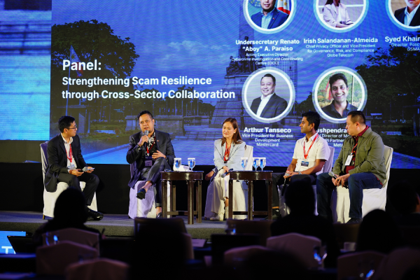 4_people_on_stage_at_GSMA_Digital_Nation_Summit_Manila_600x400.png