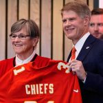 nfl-chiefs-clark-hunt-122625-2.jpg