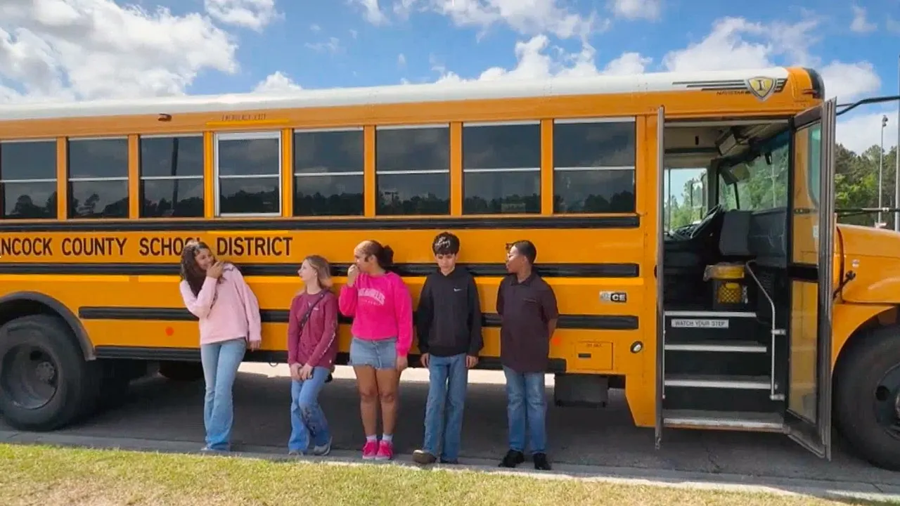 mississippi-students-stop-school-bus.jpeg