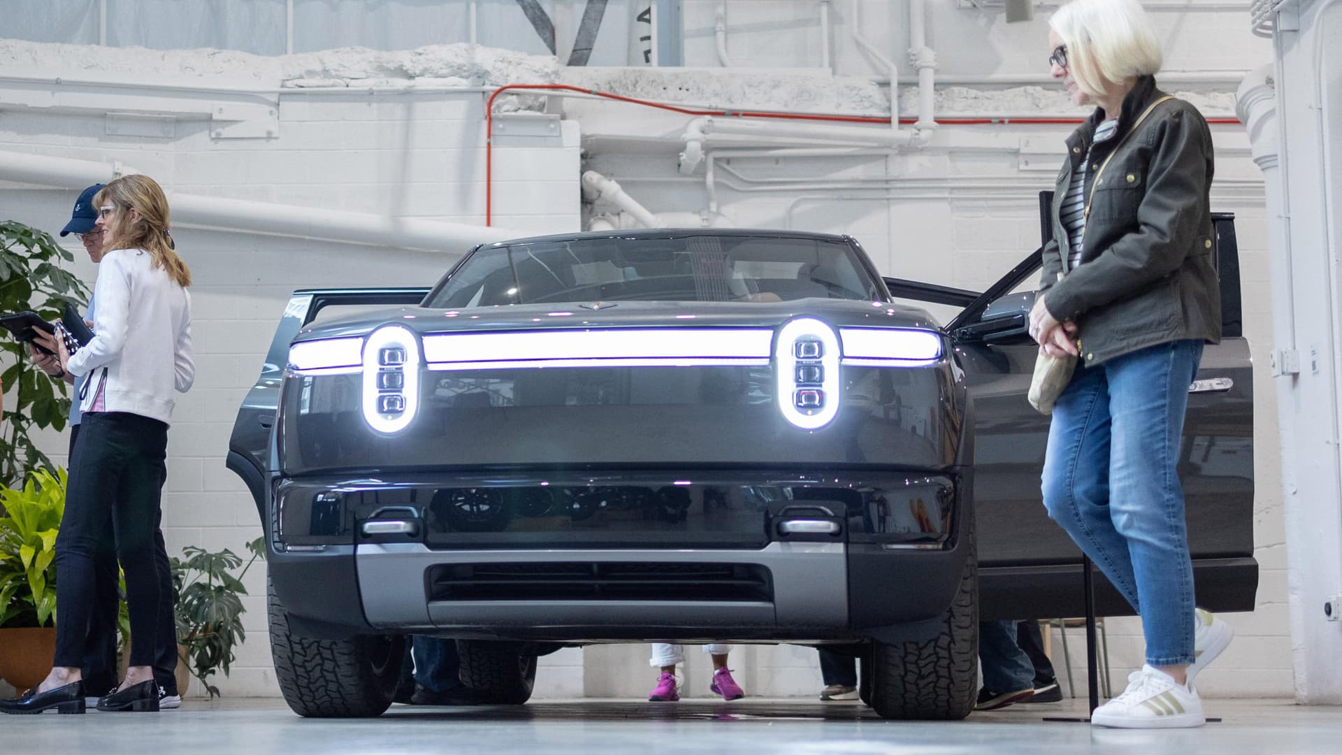 108297781-1777308295201-108297781-1777308210048-gettyimages-2272326273-BIZ-AUTO-RIVIAN-R2-ROADSHOW-T.jpeg
