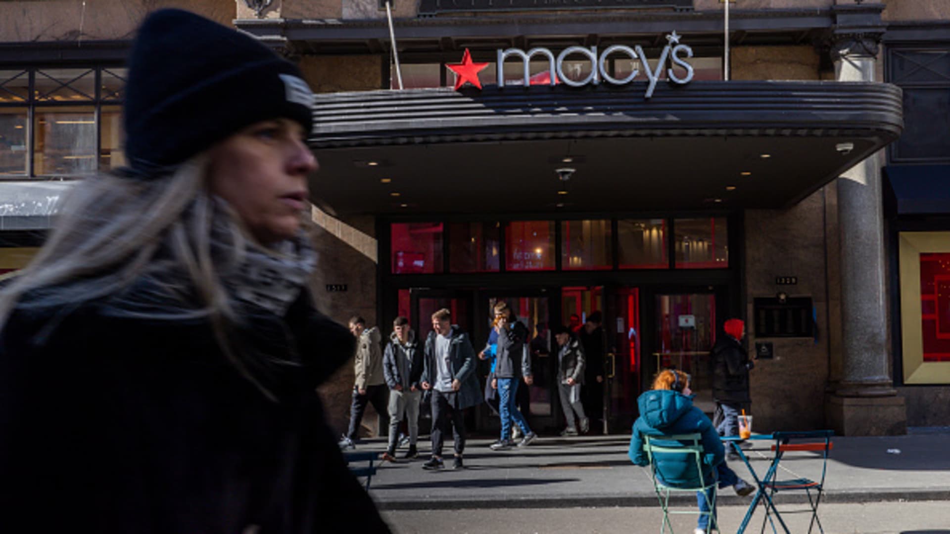 108116829-1742215759298-gettyimages-2193929843-retailstoremacystoclosearound66storesnationwide0022.j.jpeg