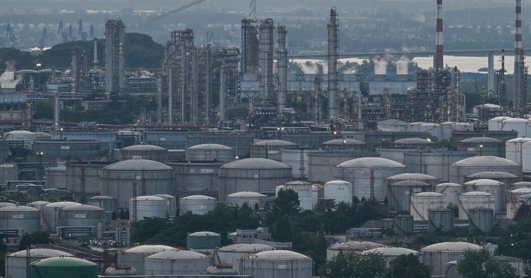 Biz-China-Oil-01-chvz-facebookJumbo.jpg