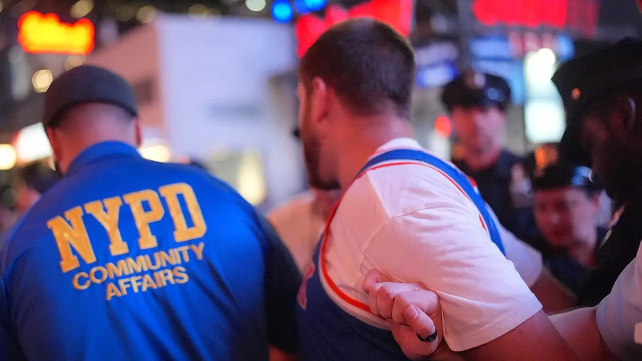 new-york-knicks-fans-celebrate-fox-news-001.jpeg