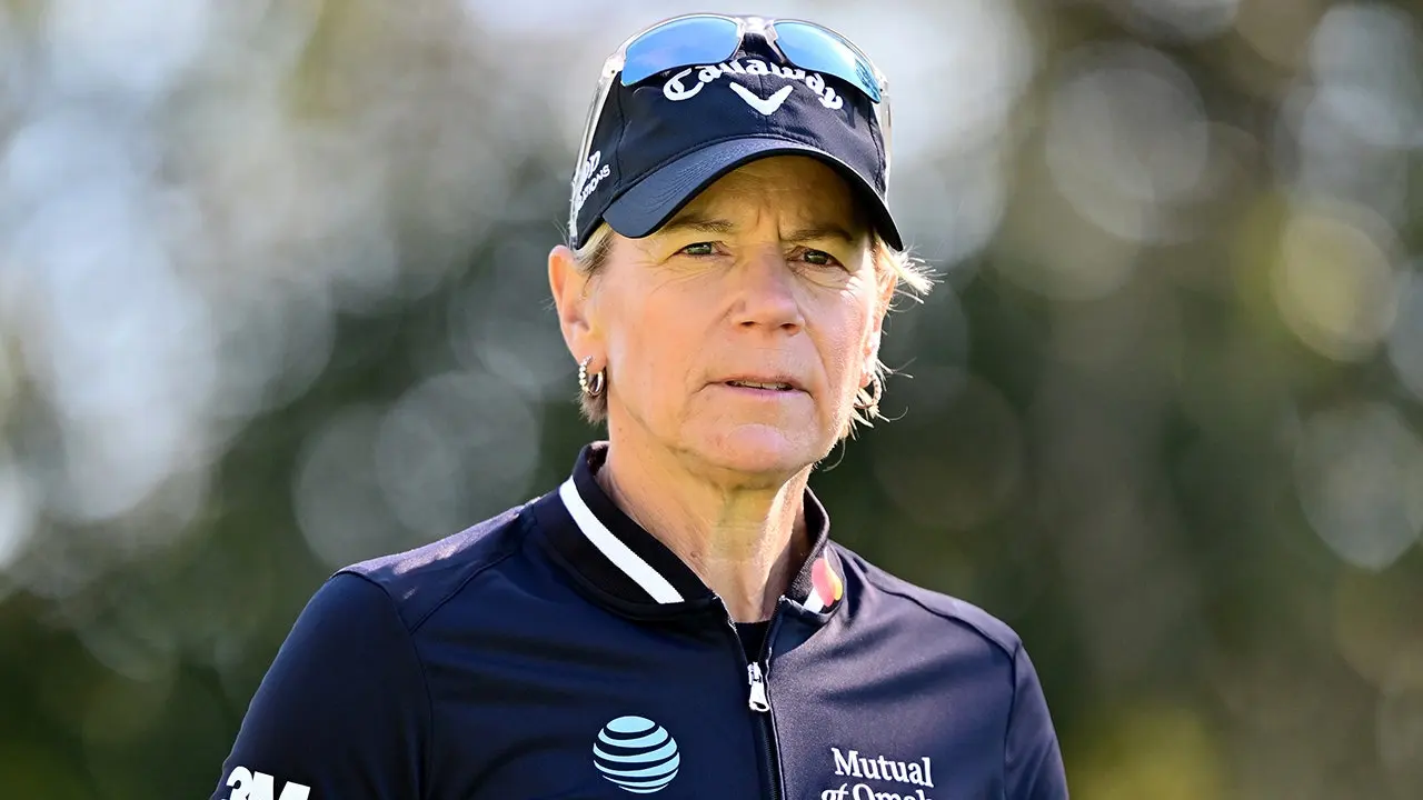 Annika_Sorenstam_looks_on.jpg