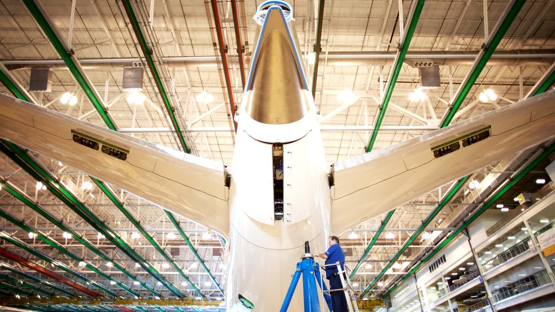 106910020-1626176437171-gettyimages-628756822-BOEING_DREAMLINER.jpeg