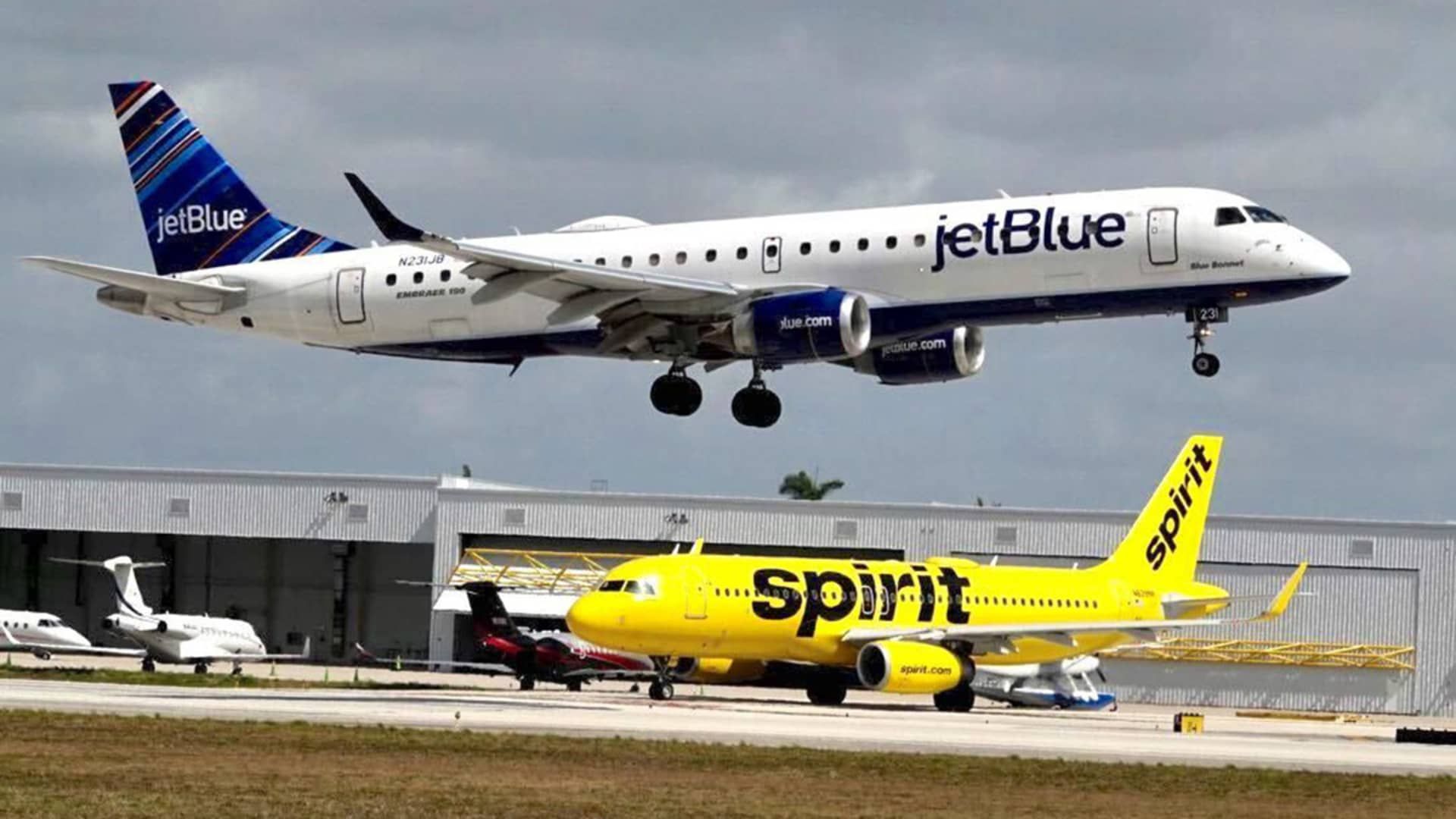 107054635-1651509219398-gettyimages-1240398865-BIZ-AIRLINES-SPIRIT-JETBLUE-FL.jpeg