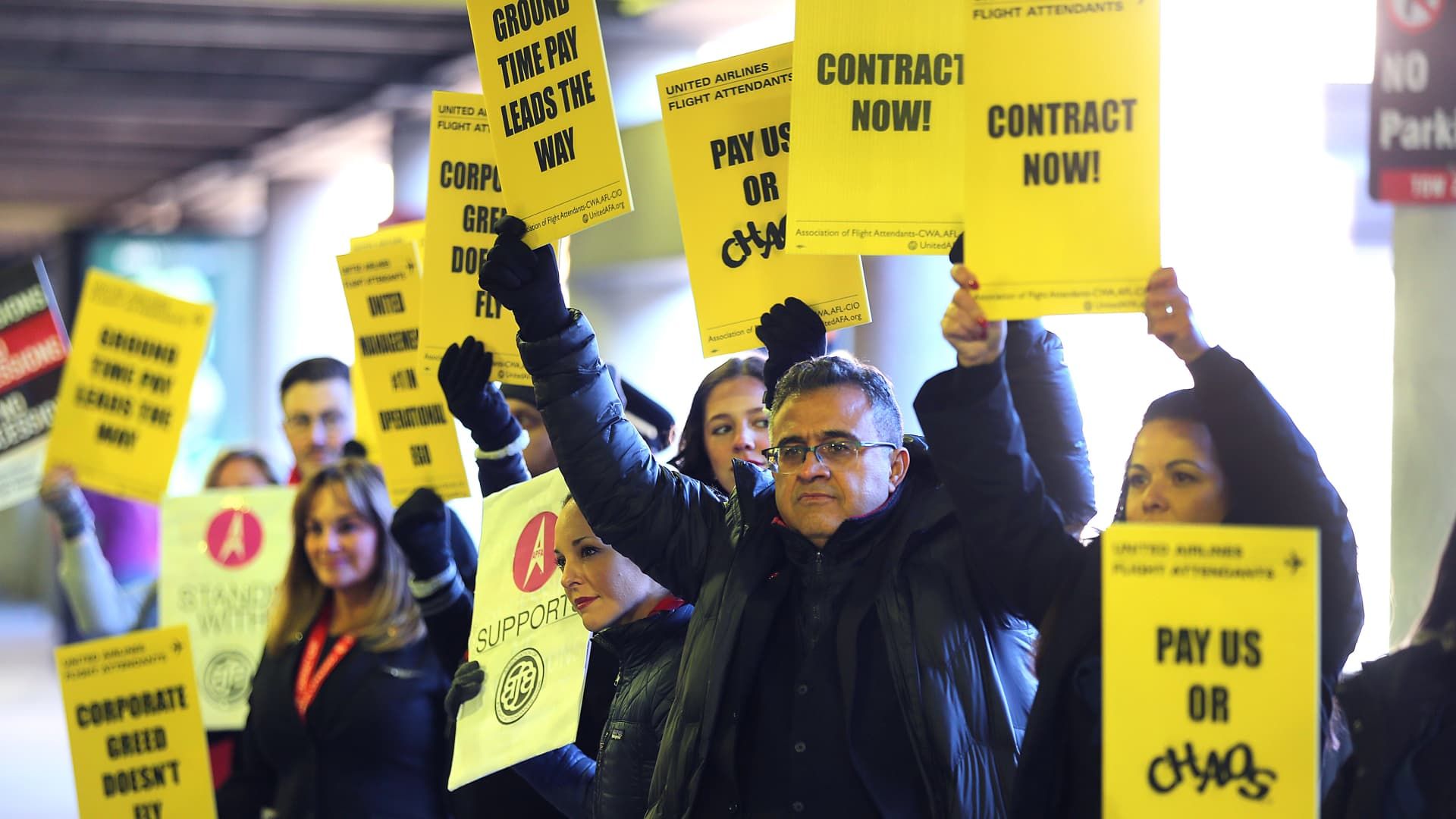 107373014-1707845990081-gettyimages-1877629980-tlumackiunitedpicket150.jpeg