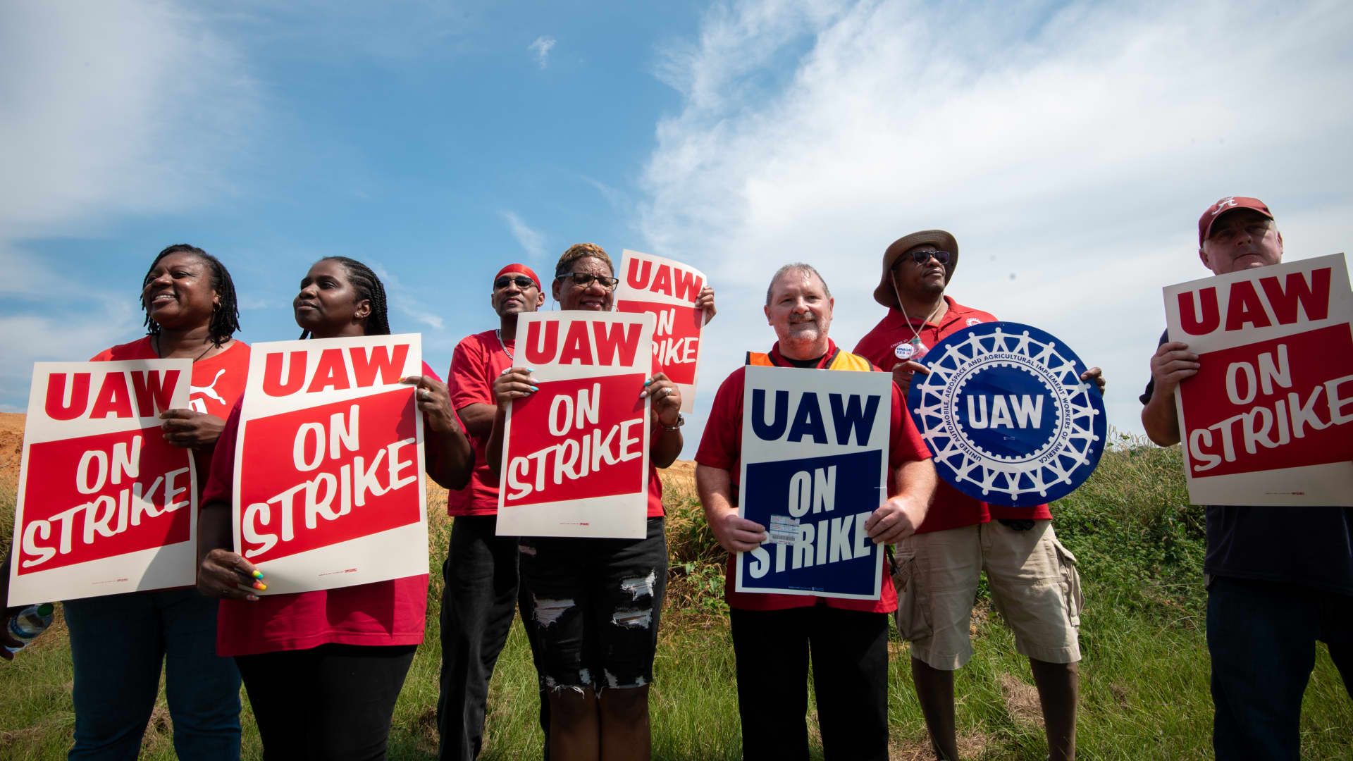 107395721-1712082980028-gettyimages-1678485200-UAW_STRIKE.jpeg