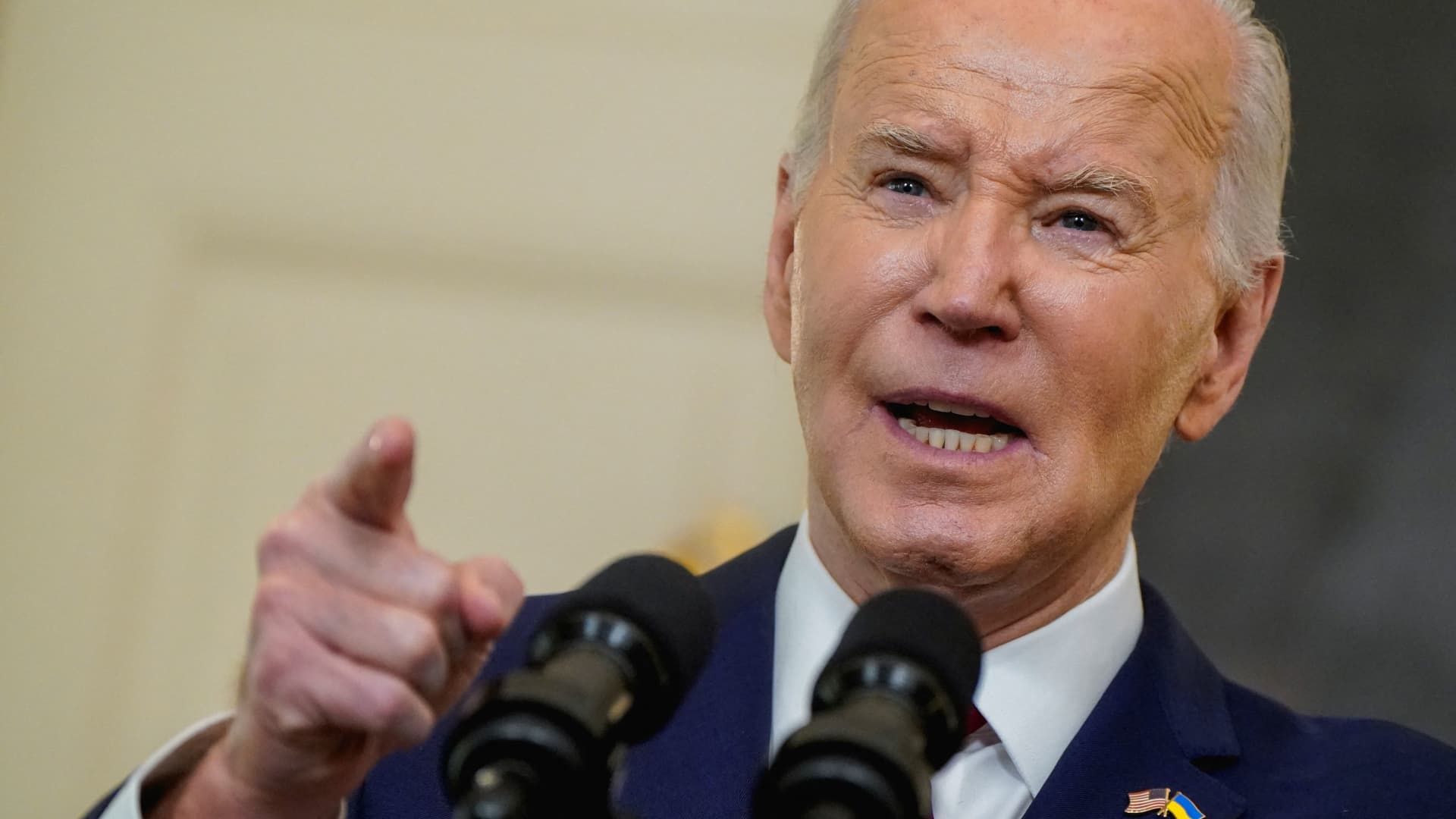 107405785-17139722402024-04-24t151242z_700948438_rc23d7awhmkx_rtrmadp_0_usa-congress-ukraine-biden.jpeg