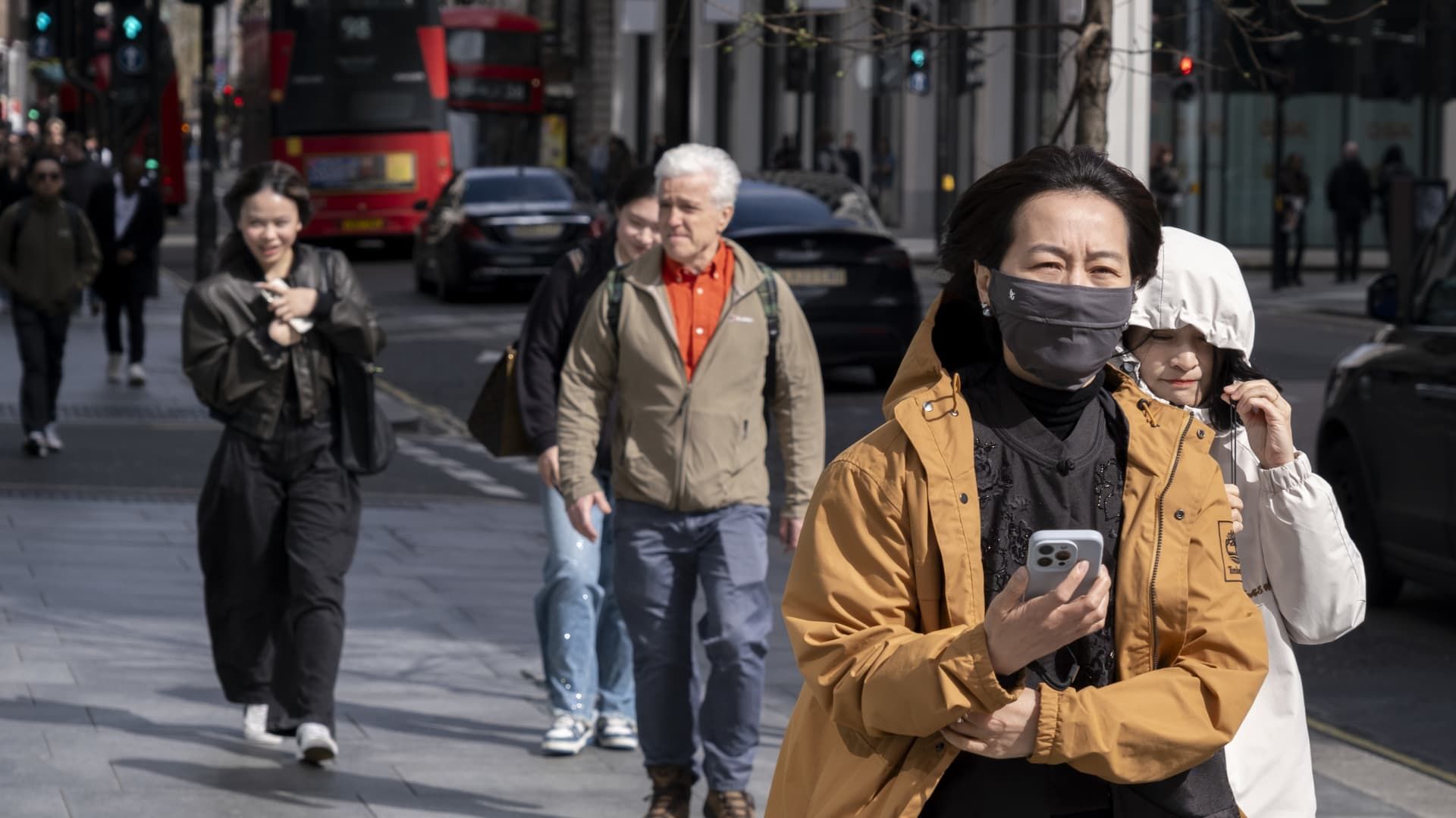 107417063-1716200087245-gettyimages-2147826973-20240407_face_mask_001.jpeg