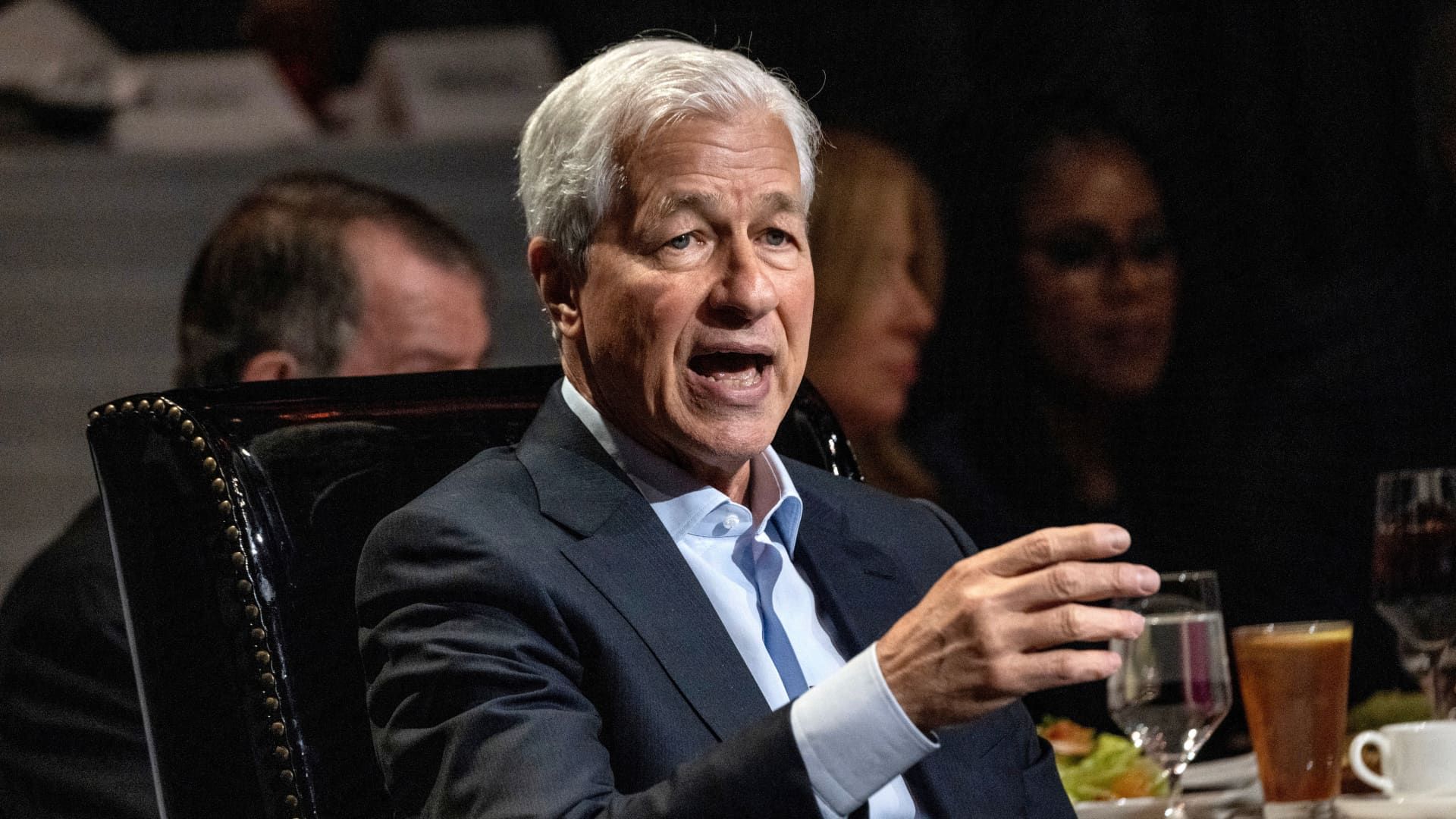 108004073-1720634808413-gettyimages-2149301028-DIMON_ECONOMIC_CLUB.jpeg