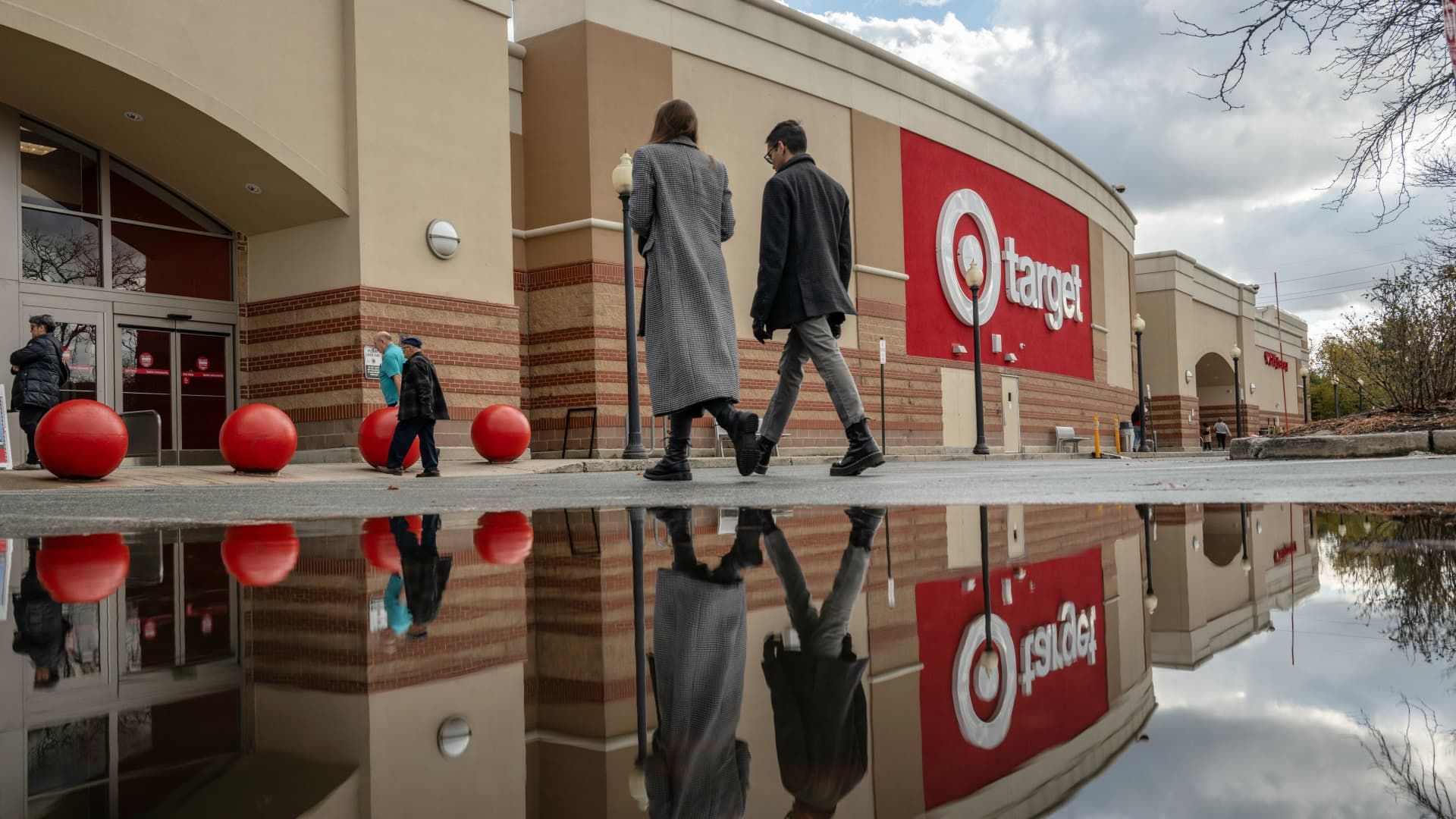 108068792-1732715204514-gettyimages-2186409060-TARGET_SHOPPERS.jpeg