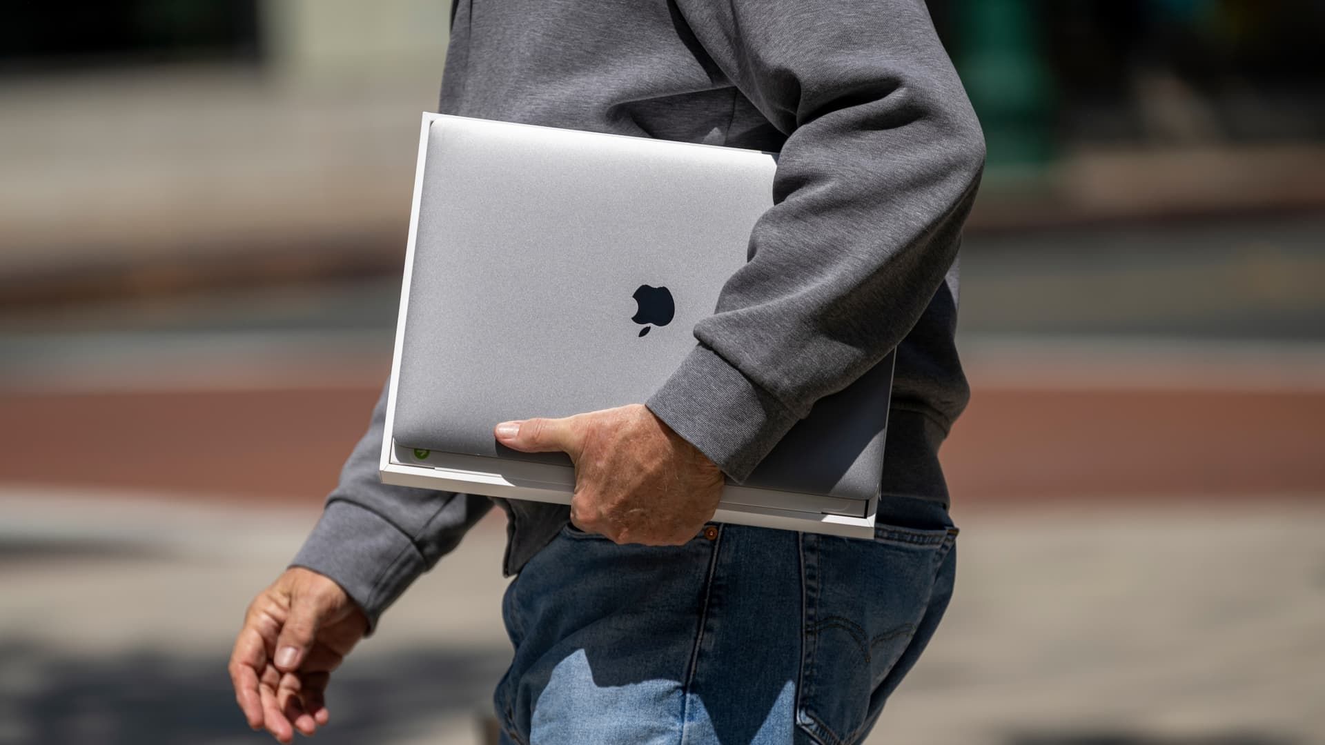 108139268-1746102550443-gettyimages-2212179166-APPLE_EARNS.jpeg