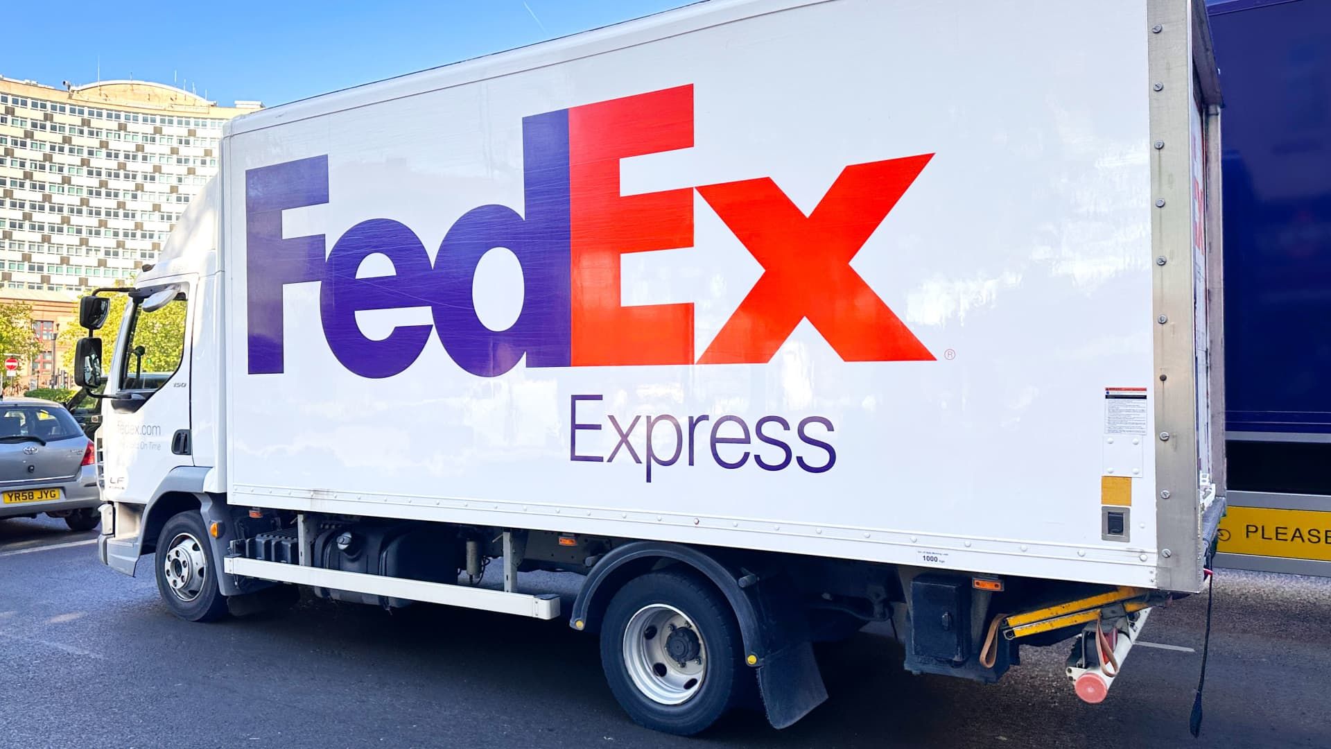 108325012-1782152797262-gettyimages-2277688306-fedexfederalexpresswhitelorrytruckvanvehicleparceldel.jpeg