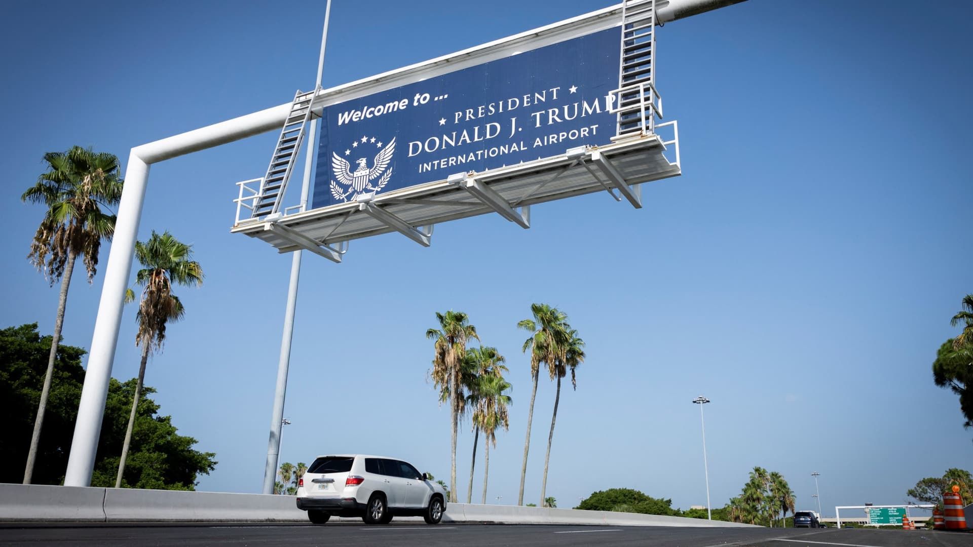 108332899-17836156672026-07-09t143753z_1245036203_rc2dama76ovq_rtrmadp_0_usa-trump-airport.jpeg
