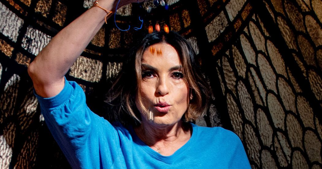 18cul-mariska-hargitay-alt-tpzc-facebookJumbo.jpg