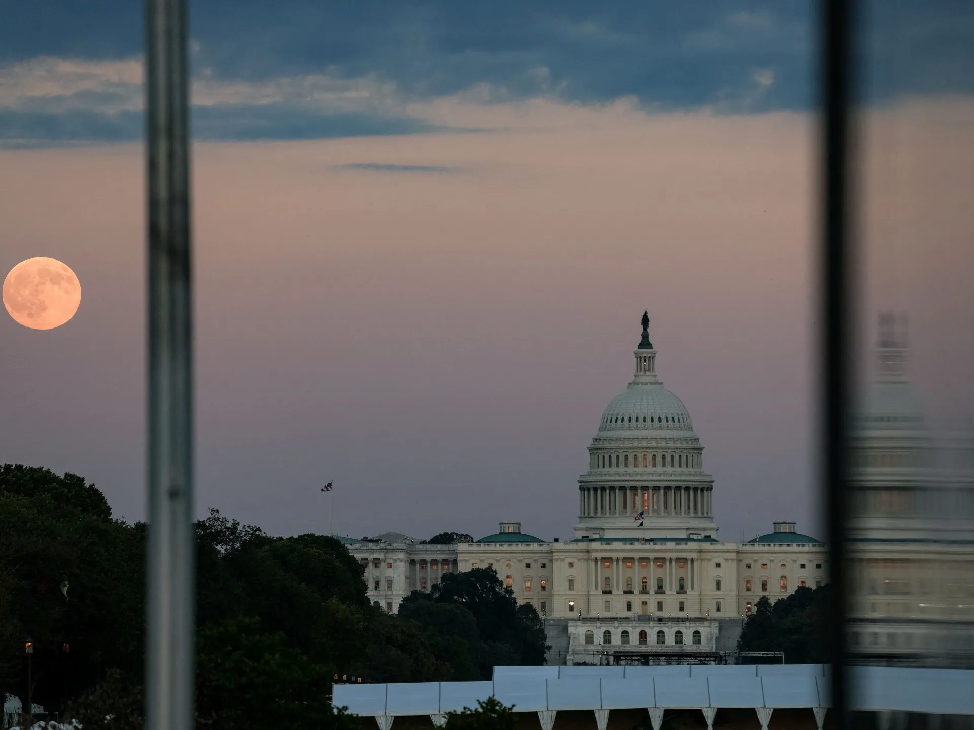 2025-10-06T234431Z_1186391928_RC2M6HAAJDEW_RTRMADP_3_USA-SHUTDOWN-1759803764.jpg