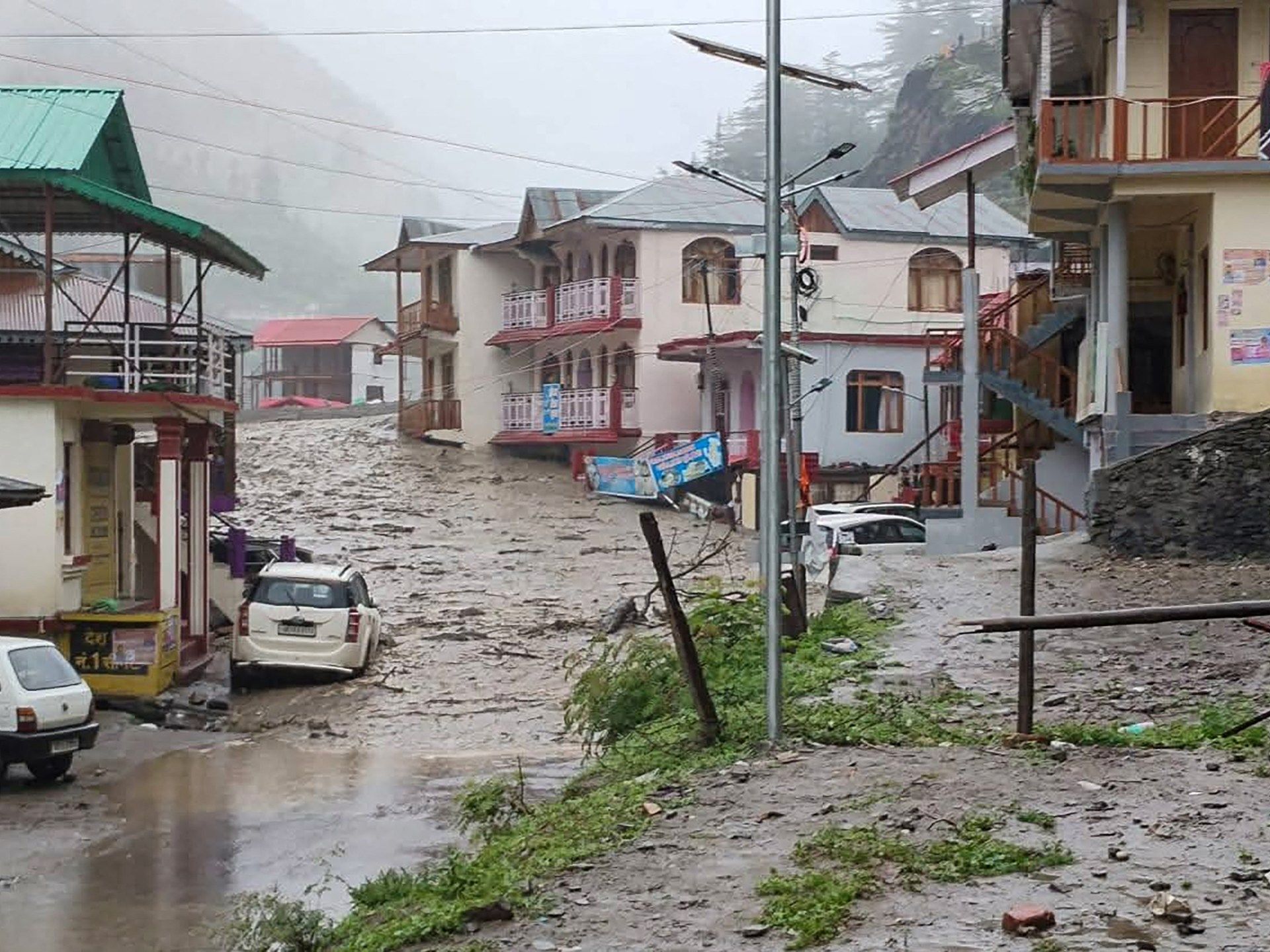 AFP__20250805__68RL3T3__v2__HighRes__IndiaWeatherFlood-1754396456.jpg