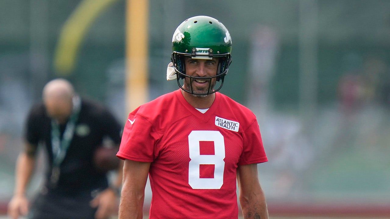 Aaron-Rodgers-Jets-practice.jpg