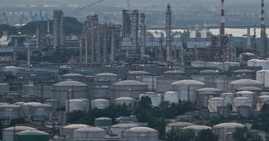 Biz-China-Oil-01-chvz-facebookJumbo.jpg