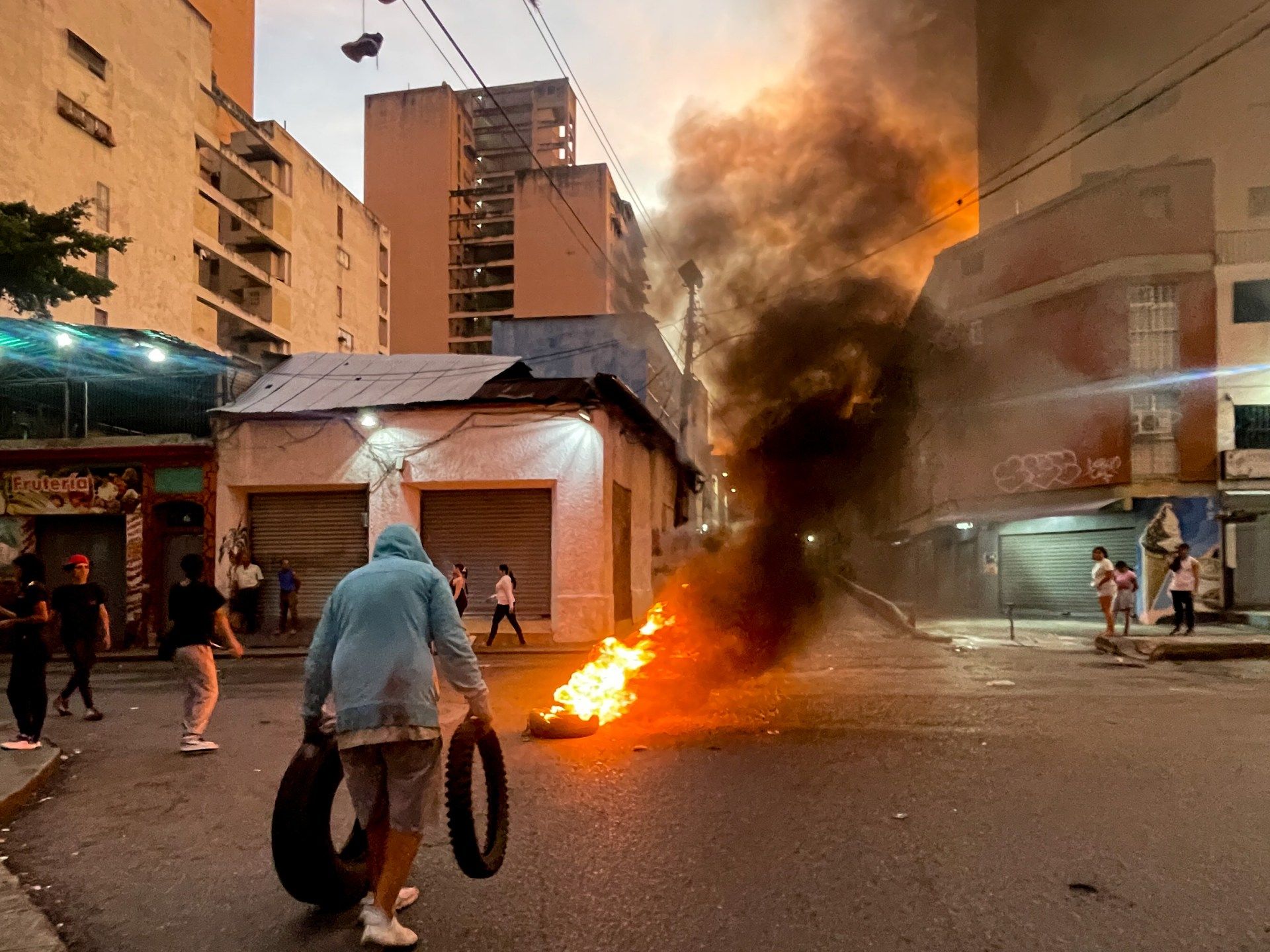 Burning-tyres-to-keep-away-military-and-burning-Maduro-posters-CREDIT-Catherine-Ellis-1722648381.jpe