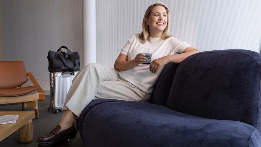 Finnair_Schengen_Business_Lounge_woman_sitting.jpg