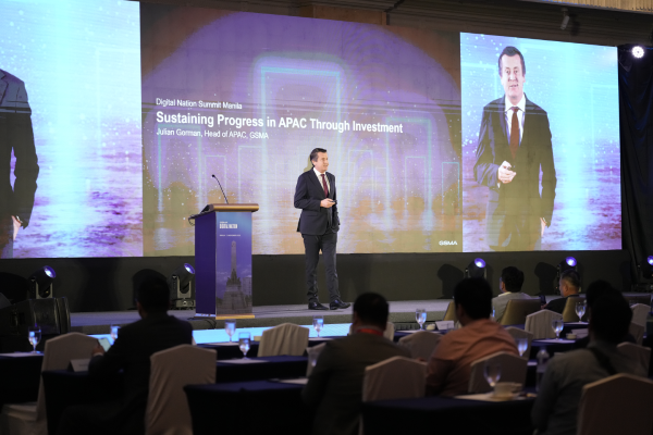 Julian_Gorman_on_stage_at_GSMA_Digital_Nation_summit_Manila_600x400.png