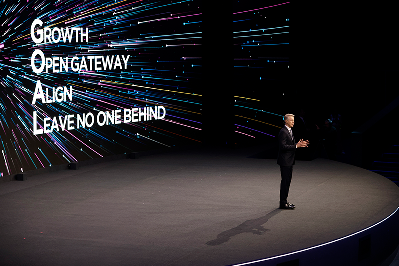 Mats_on_stage_MWCB24_800x533.png