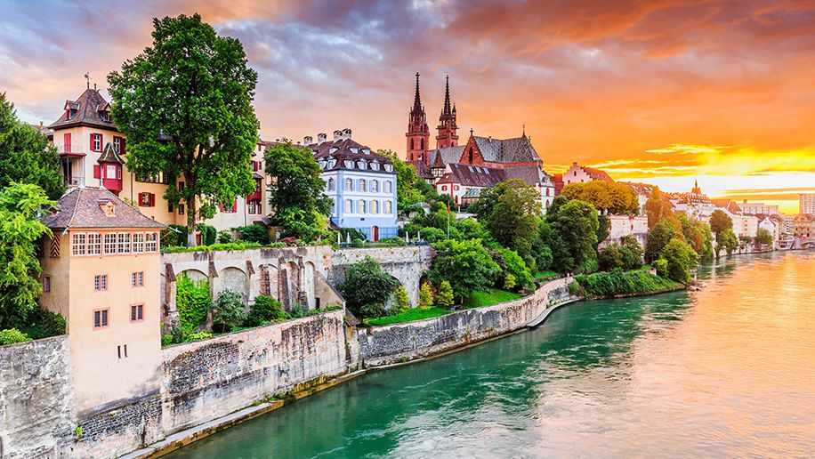 Old-town-with-red-stone-Munster-cathedral-on-the-Rhine-river-in-Basel_916x516.jpg