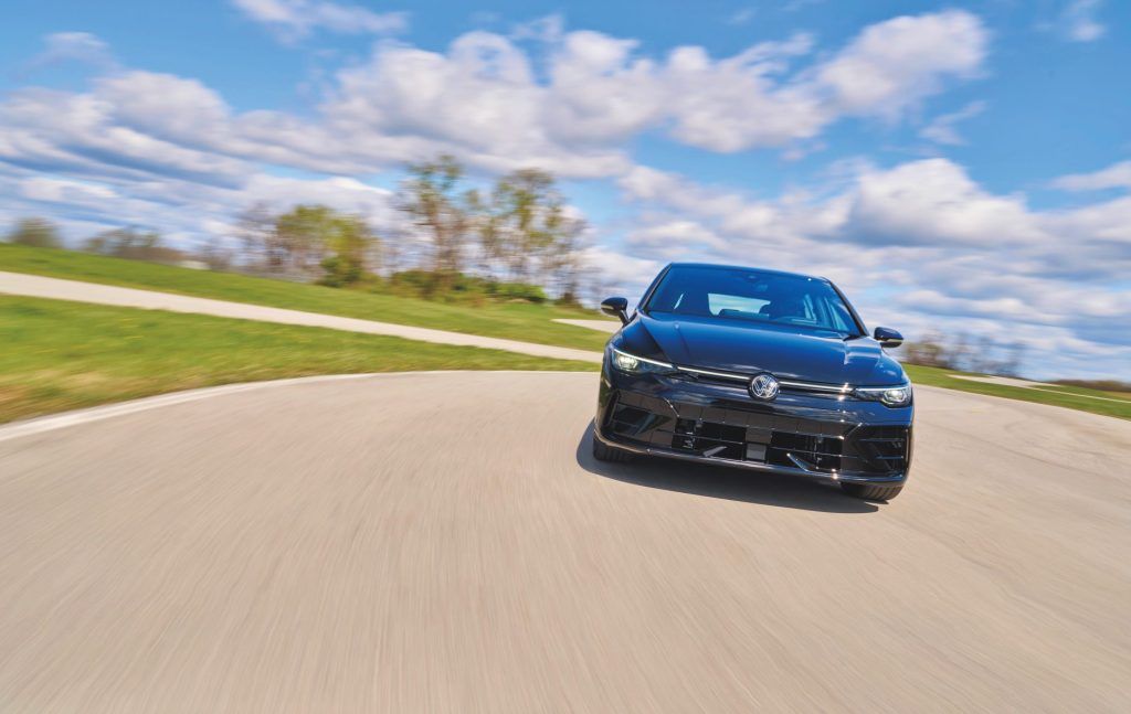 Original-19023-2025-golf-r-black-edition-mythos-black-metallic-17-e1778157816538-1024x647.jpg