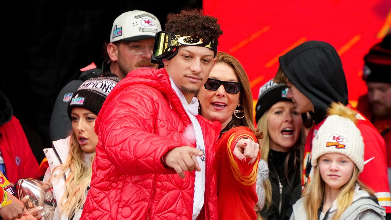 Patrick-Mahomes-mom.jpg