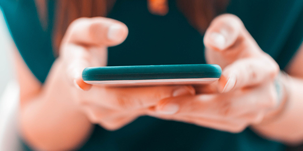 Person_holding_a_phone_600x300.png