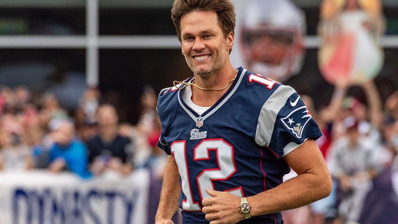 Tom-Brady-runs.jpg